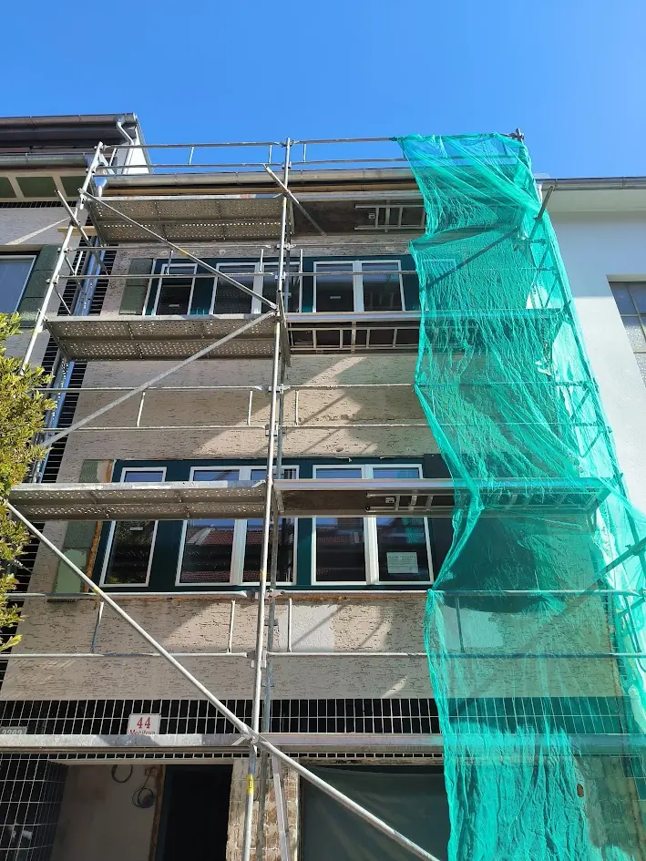 Původní fasáda v lešení - 1